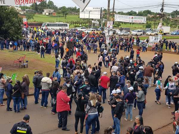 Multitudinaria manifestación de docentes en Alto Paraná por reajuste salarial - La Clave