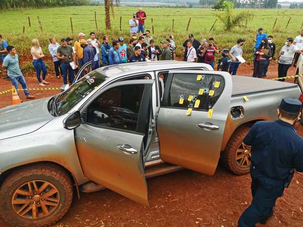 Unos 12 impactos de bala registra la camioneta de intendentable