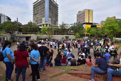 Docentes se preparan para marchar hasta Hacienda, que está reforzado con más policías - Nacionales - ABC Color