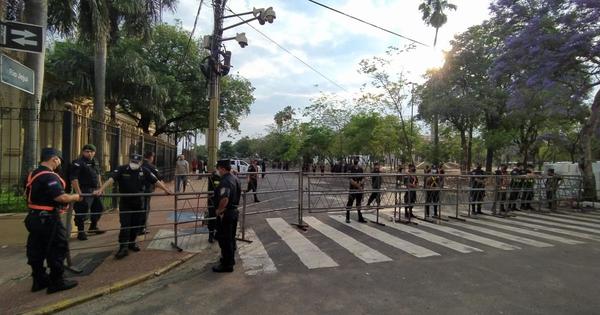 Manifestación de docentes y médicos: calles bloqueadas en el microcentro de Asunción