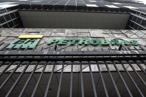 Nueve empresas disputan 92 concesiones petroleras subastadas por Brasil - MarketData