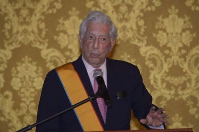 Vargas Llosa dice que ordenó declarar sus ingresos sin ninguna excepción - Mundo - ABC Color