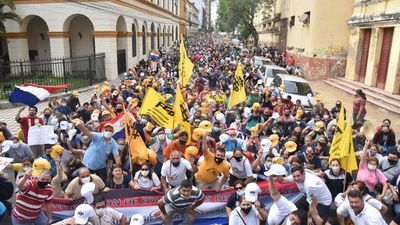 Docentes intensifican protesta y aguardan otra respuesta sobre reajuste salarial del 16%