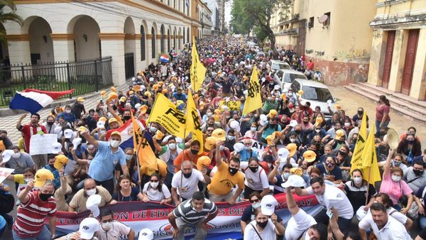 Docentes intensifican protesta y aguardan otra respuesta sobre reajuste salarial del 16%