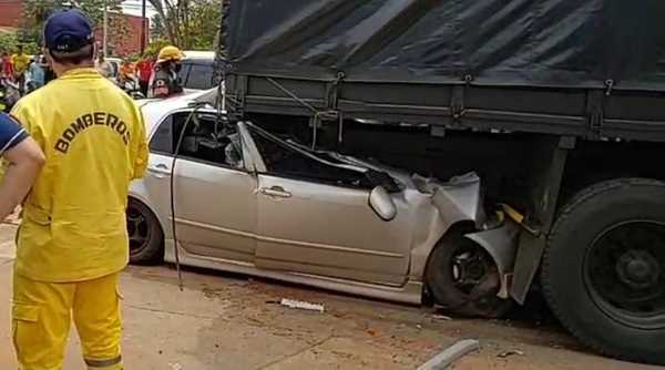 Conductor fallece tras chocar contra la parte trasera de un camión - Noticiero Paraguay
