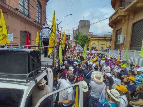 Docentes no aceptan aumento del 10% y huelga continúa