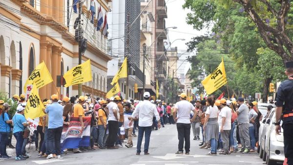 Docentes no llegan a un acuerdo con Hacienda y sigue movilización