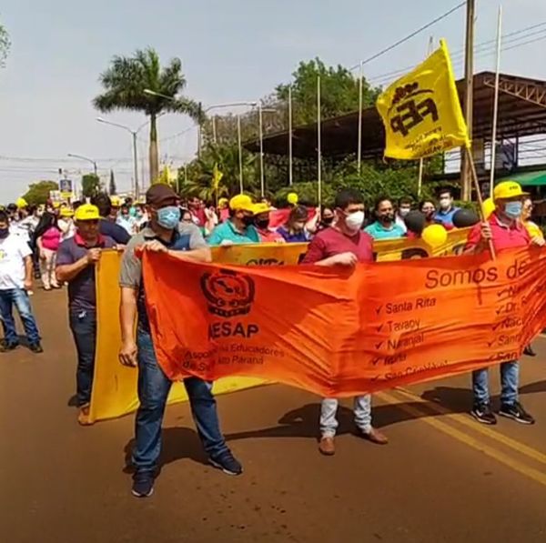 Docentes vuelven a cerrar rutas en Alto Paraná - ABC en el Este - ABC Color