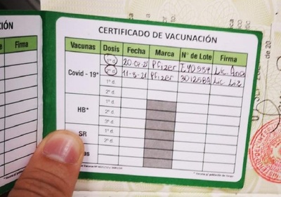 Intentaron viajar con tarjetas falsas de vacunación anticovid