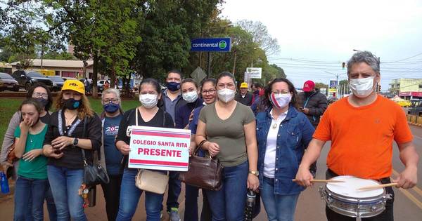 La Nación / Docentes realizaron cierres intermitentes de la Ruta 2 en Ciudad del Este