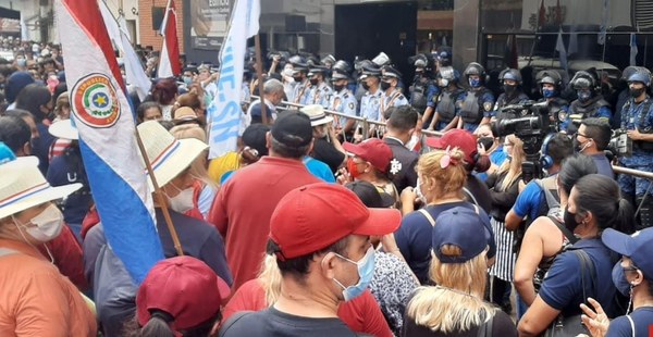 Continúa la huelga de docentes, no hubo acuerdo con las autoridades - Noticiero Paraguay