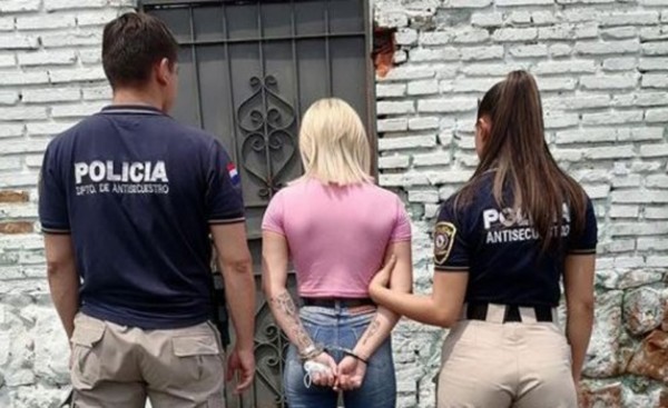 Detienen a “estrella porno”, reina de la sextorsión