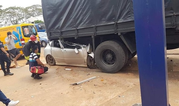 Policía choca contra camión militar estacionado y muere de manera instantánea