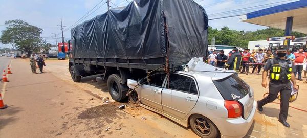 Coronel Oviedo: policía fallece en choque con un camión del Ejército - Nacionales - ABC Color