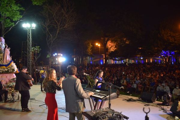Devotos vuelven a vibrar en la serenata en honor a la Virgen del Rosario - Nacionales - ABC Color