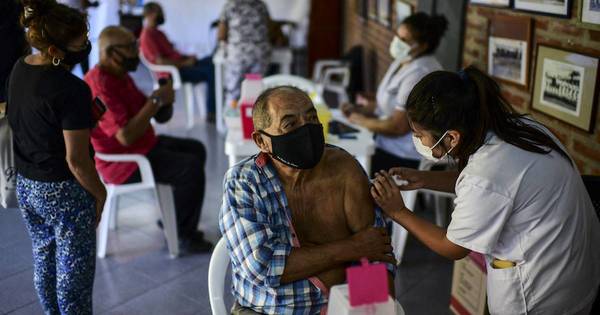 La Nación / Argentina: Más de la mitad tiene vacunación completa