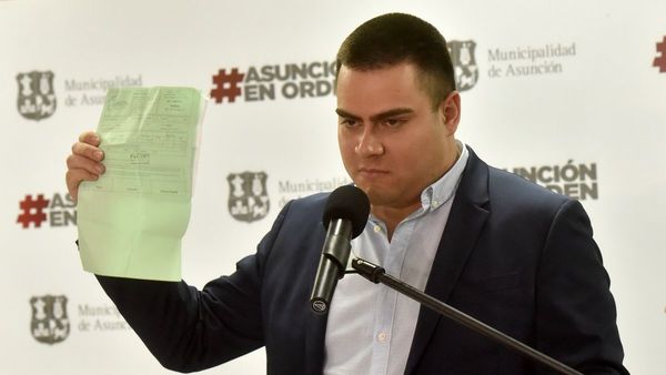 Jefe de Gabinete intenta justificar  dudosas compras pero luego huye