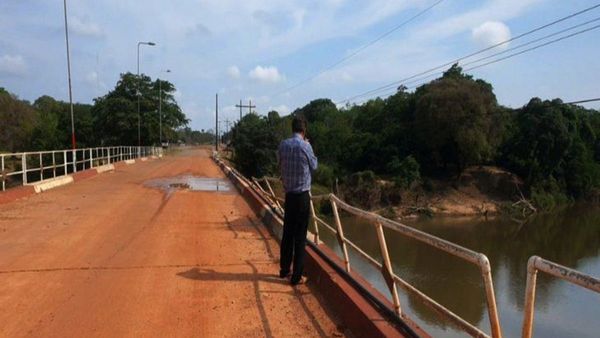 Hallan tres cuerpos sin vida en la cabecera de un puente