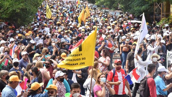 Sin acuerdo, docentes siguen con paro