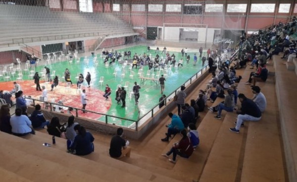 Adultos y adolescentes reciben segunda dosis hoy y mañana