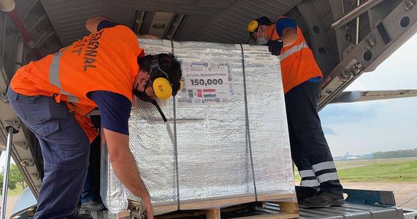 La Nación / Llegaron 150.000 dosis de AstraZeneca donadas por México