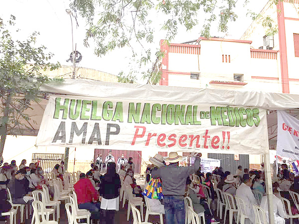 Marea blanca sin resultados y continúa la huelga de médicos - La Clave