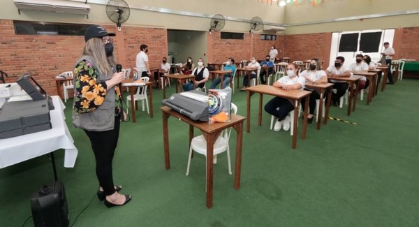 Diario HOY | Capacitan a miembros de mesa para el voto en casa a realizarse este domingo