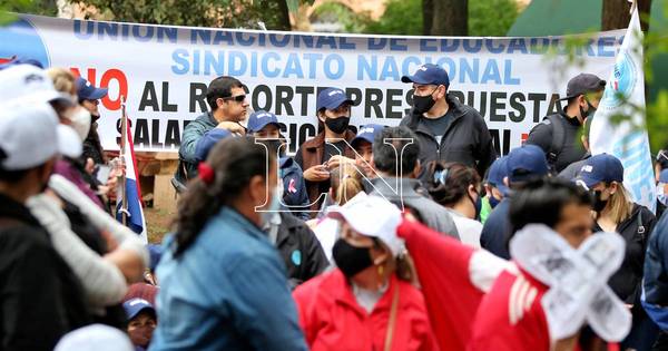 La Nación / MEC sobre docentes movilizados: “Técnicamente no es un descuento, es simplemente un no pago”