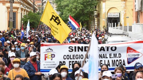 Docentes exigen el reajuste salarial del 16% para volver a clases