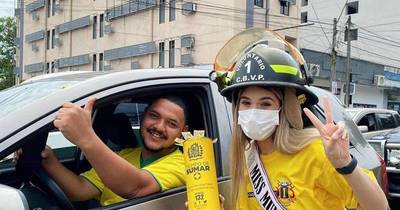 La Nación / La miss Mundo Paraguay se puso la camiseta y apoyó la colecta nacional de bomberos