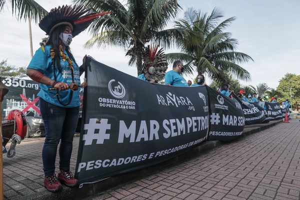 Protestan en Río contra una subasta petrolera de áreas próximas a biomas marinos - MarketData