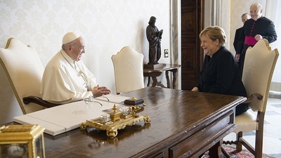 Francisco recibió a Merkel en el Vaticano - .::Agencia IP::.
