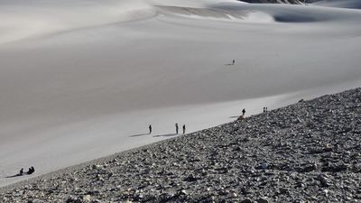 Argentina: Paisajes cuyanos con los Andes de fondo
