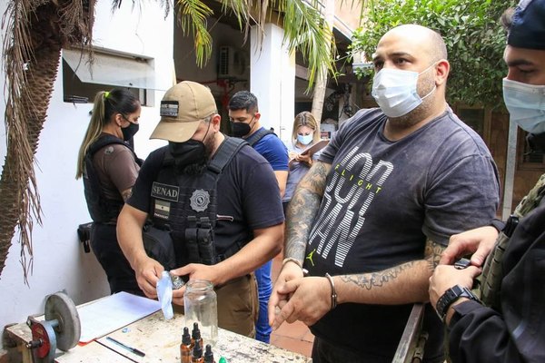 Crónica / Cantante de Pipa Para Tabaco fue cachado en seco con "merca" y "porro"