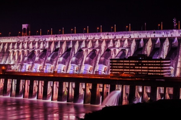 Reabren al público la Iluminación Monumental de la represa de Itaipu