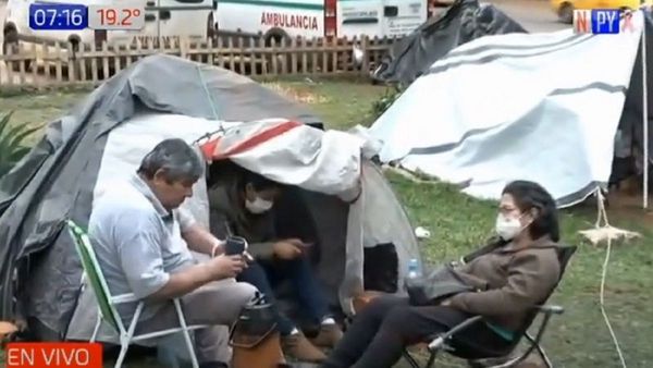 Familiares de pacientes continúan bajo carpas en el IPS