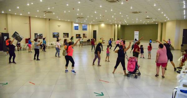 La Nación / Bailoterapia: dan clases de baile para mejorar relacionamiento social en barrio San Francisco