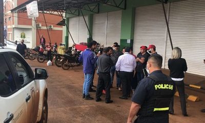 Más de 30 personas se quedan sin trabajo tras cierre de supermercado y exigen pago de haberes