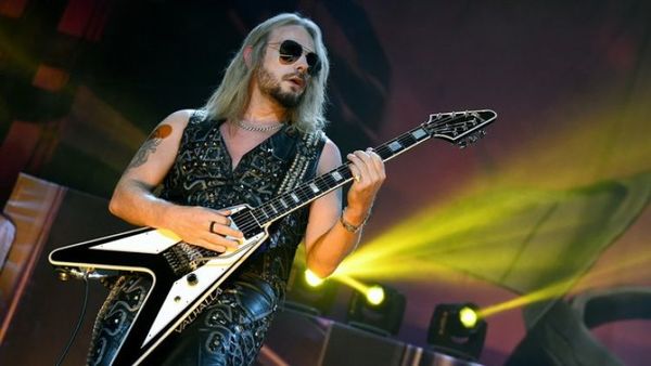 Guitarrista de Judas Priest casi muere en pleno show al sufrir una rotura de la aorta