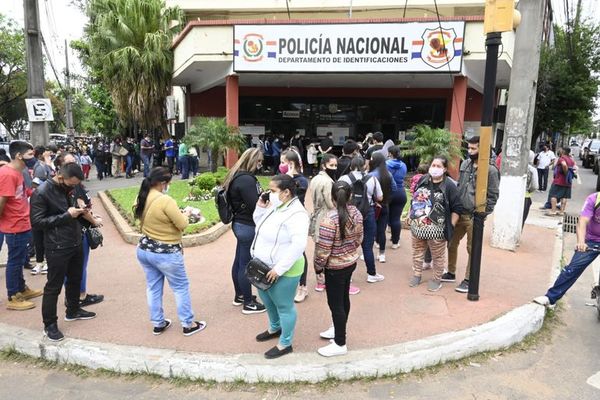 Miles de cédulas son entregadas, tras largas colas - Nacionales - ABC Color