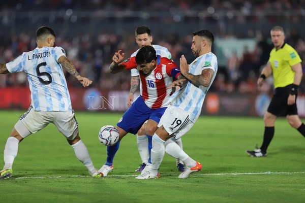 Una defensiva Paraguay logra su objetivo y empata contra Argentina
