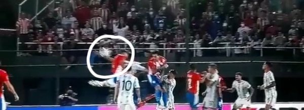 ¿Fue penal? La mano en el área de Argentina que el árbitro y el VAR omitieron