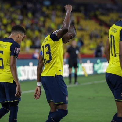 Ecuador golea a Bolivia y sigue en zona de clasificación