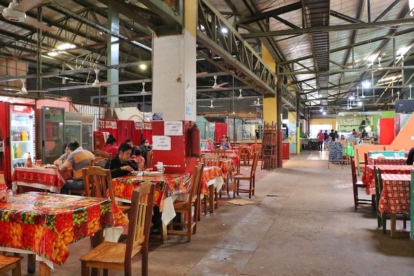 Crónica / Profe dejó la escuela por el comedor en el Mercadito