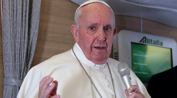 El papa expresa su «vergüenza» por los abusos sexuales en Francia y Macron pide «verdad y reparación»