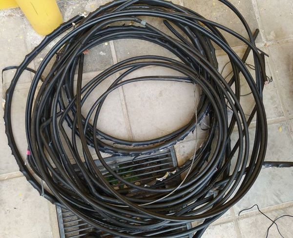 Descubren a un hombre hurtando cable de expredio de Copaco en Trinidad - Nacionales - ABC Color