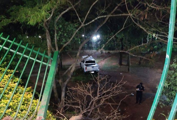 Diario HOY | Siguió derecho y entró al Parque de la Salud con camioneta y todo