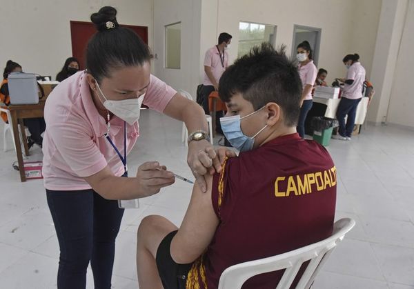 Adolescentes peregrinaron ayer en busca de segundas dosis anticovid - Nacionales - ABC Color