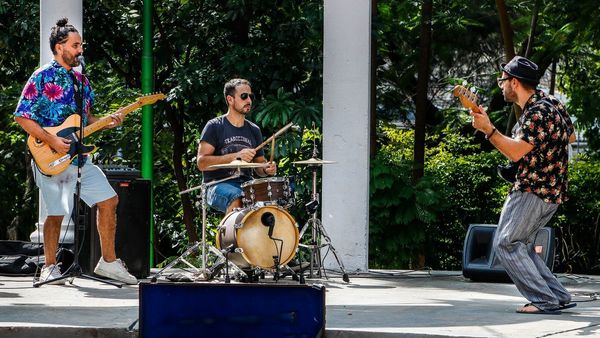 Peña en la terraza del IMA con varios grupos musicales