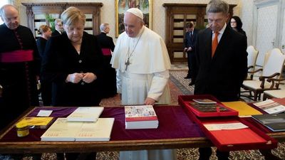 Merkel se despide del Papa y Draghi en su viaje a Roma